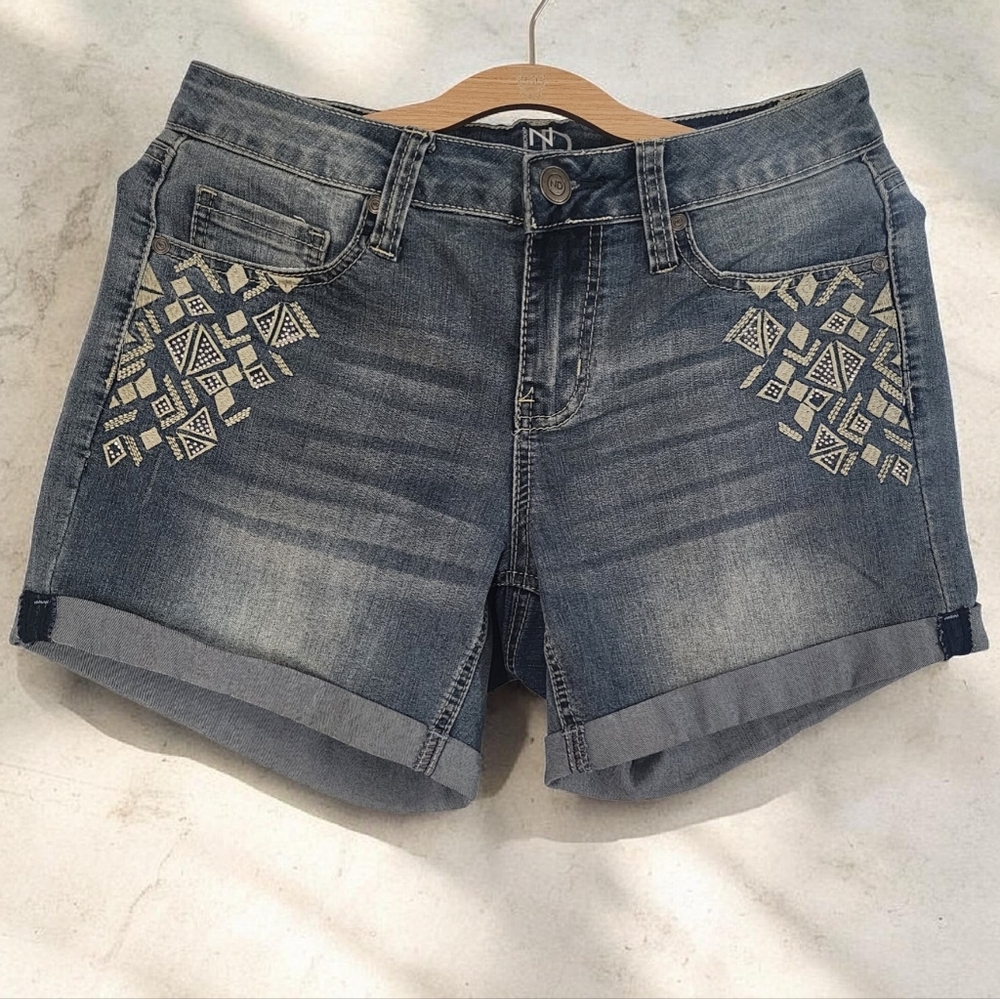 New Directions Boho Embroidered Cuffed Denim Shorts - Size 6
